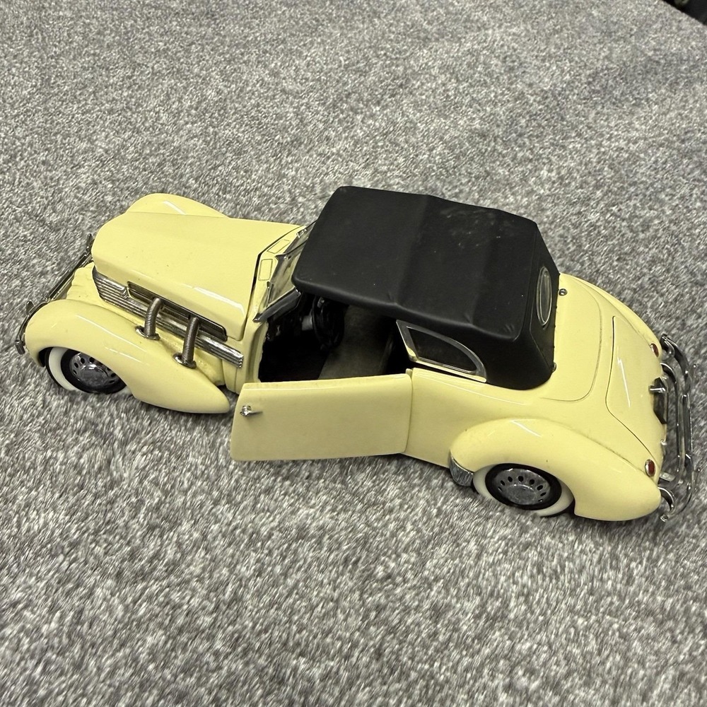 Franklin Mint 1/24 Scale - 1937 Cord 812 Phaeton Coupe Cream - Picture 3 of 12